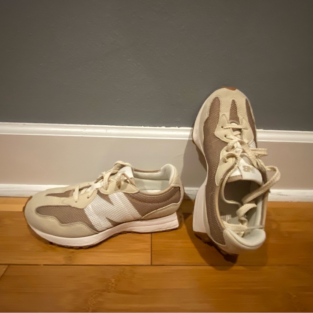 New Balance 327 Beige and White Sneakers size 4